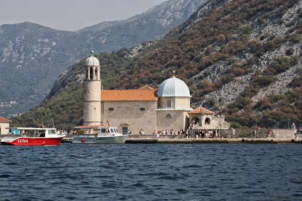 Our Lady of the Rock in de baai van Kotor